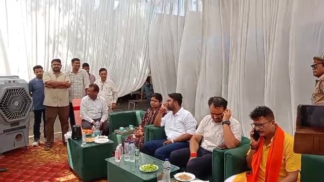 मुहम्मदाबाद तहसील परिसर में आयोजित बड़ा मंगलवार भण्डारे में डीएम अनुपम शुक्ला और सीडीओ आलोक प्रसाद कार्यक्रम में पहुंचे