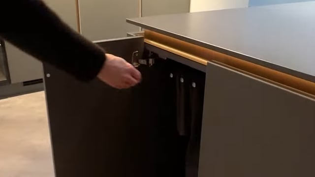 Video: Handtuchhalter - clever versteckt! #kitchengadget #kitchen #home #nobilia