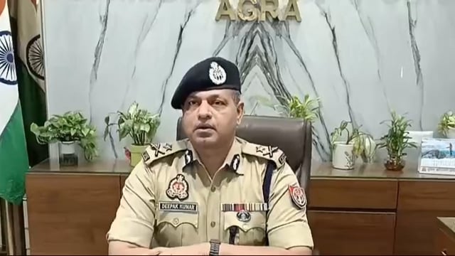 आगरा एमजी रोड आगरा कॉलेज के सामने बरसों पुरानी मजार को यातायात में आ रहे अवरोध के कारण आज शांतिपूर्ण दूसरी जगह शिफ्ट कर 