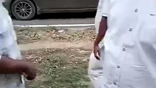▶️....UP: आगरा में ज़मीन पर कब्जा करने का आरोप है। आरोप यूपी सरकार की कैबिनेट मंत्री के बेटे पर है। स्थानीय लोगों ने वीडियो बनाकर वायरल किया है। बेशकीमती प्रॉपर्टी बतायी जा रही है। 
जिस जगह यह प्रॉपर्टी है उस रोड पर तमाम फाइव स्टार होटल्स, ताजमहल, मेट्रो, रूफटॉप सब है