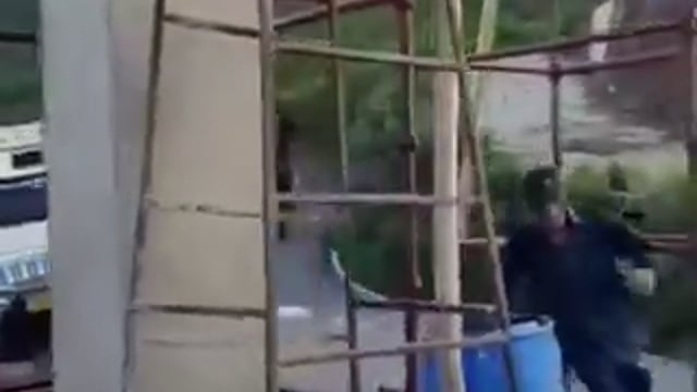 ▶️.....उत्तराखंड के कोटद्वार तहसील के गाँव रामरी में एक जंगल हाथी घुस गया। हाथी के घुसने से गाववाले  दहशत में थे और उधर हाथी भी गांवालों के हल्ला करने पर जंगल की ओर सरपट भाग गया। किसी को कोई नुकसान नहीं पहुंचा।
