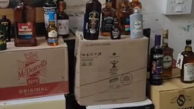 कोल्हापूर गारगोटी रोडवर गोवा बनावटीची दारू व गाडीसह जप्त करण्यात आली.