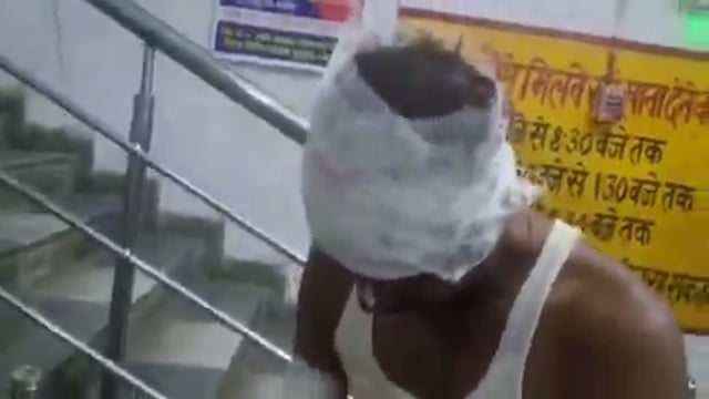 ▶️.....बाराबंकी में लखनऊ-अयोध्या हाईवे पर बड़ेल गांव के पास एक दर्दनाक सड़क हादसे में लखनऊ की ओर से आ रही एक तेज रफ्तार अनियंत्रित पिकअप अचानक सड़क पर पलट गई, जिससे उसमें सवार 10 मजदूर गंभीर रूप से घायल हो गए. पिकअप का चालक शराब के नशे में धुत था घायल 3 मजदूरों की हालत नाजियकत।