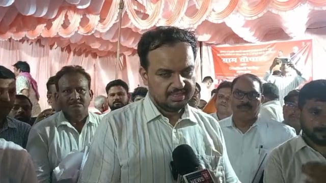 *मुहम्मदाबाद तहसील क्षेत्र के  हरिबल्लमपुर गांव में आयोजित जन चौपाल में डीएम ने सुनी जन समस्याएं