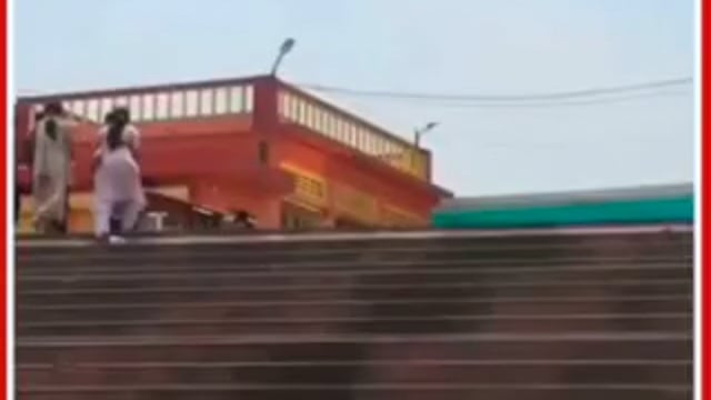 बाहुबली स्टाइल में पति का स्टंट, बाइक हवा में उठी और पत्नी बनीं रानी#latest_news 