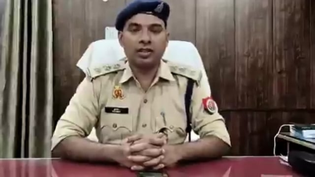 ▶️......यूपी: बस्ती जिले में खुशनुमा ने मजीदा के बच्चे को "काला कलूटा" बोल दिया। मजीदा शिकायत लेकर खुशनुमा के घर पहुंच गई। रंग की टिप्पणी को लेकर मजीदा खुशनुमा के बीच हॉट टॉक शुरू हो गई। अचानक खुशनुमा ने मजीदा पर चाकू से वार कर दिया, जिससे मजीदा की मौत हो गई। मामूली बात को लेकर हुई हत्या हलके में चर्चा का विषय बन गई है।