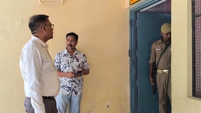 जलालाबाद के सामुदायिक स्वास्थ्य केन्द्र पर DM का छापा मारा