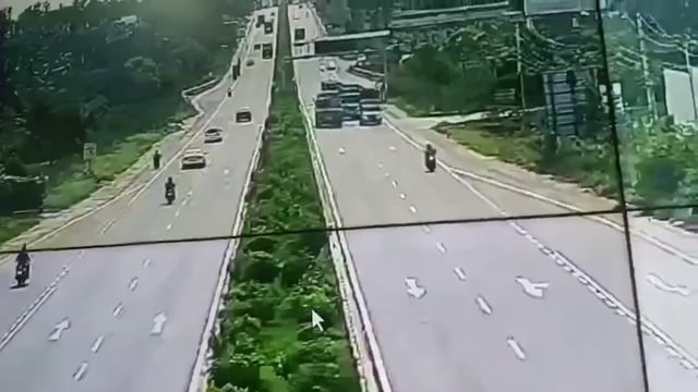 बैंगलोर में तेज रफ्तार ट्रक ने पहले एक ट्रैक्टर में टक्कर मारी, 

फिर डिवाइडर पार करके सामने से आ रहे वाहन से जा टकराया 

CCTV में कैद हुआ पूरा हादसा