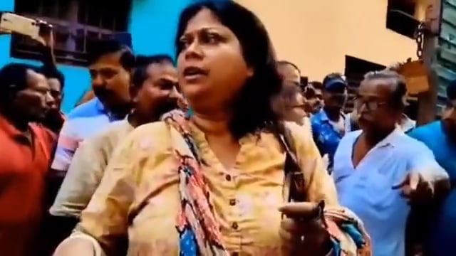 ▶️....पहचानिये तृणमूल-कांग्रेस की इस अराजक महिला को••••!*
*ये वही तृणमूल-कांग्रेस नेता है जो हिंदू महिलाओं को डराने के लिए वोटिंग से पहले उन्हें विधवाओं वाली सफ़ेद साड़ी भेज रही थी!*
*आज हवा का रुख बदला और लोगों ने इसे•••इसके घर पंहुचकर इसकी औकात बताई और•••इसे सफ़ेद साड़ी ओढ़ाई!*
*बंगाल में गज़ब खेल हो रहा है, वर्षों से दबे-कुचले लोगों का आक्रोश बाहर निकल रहा है!!*