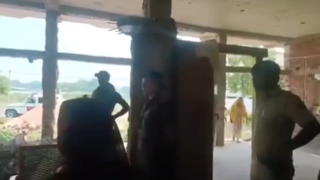 "बिहार से हैरान करने वाला VIDEO: पुलिस अधिकारी पर तान दी बंदूक, दी खुली धमकी"