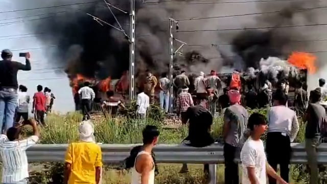 ▶️..... फिरोजाबाद, यूपी में ट्रेन में आग लगी। एक कोच पूरी तरह जला। जले हुए कोच को ट्रेन से अलग किया गया। बचाव–राहत कार्य जारी है। विस्तृत जानकारी का इंतजार है*