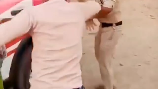 ▶️.....एमपी के बैतूल में पुलिस को शिकायत मिली वो पति पत्नी के बीच झगड़े को सुलझाने गई ..

लेकिन खुद झगड़े में उलझ गई!