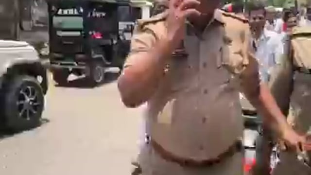 ▶️उत्तर प्रदेश◀️

जिला मिर्जापुर की कलक्ट्रेट में फर्जी इंस्पेक्टर पकड़ा गया*। 
बालों का स्टाइल, दाढ़ी, सिंगल स्टार, ढीली वर्दी...इन सबसे पब्लिक को शक हुआ। ऑन द स्पॉट ही इसे पकड़कर फैक्ट चेक कर डाला।