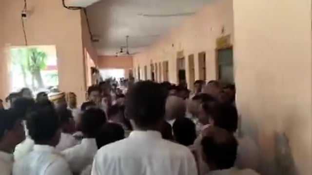 ▶️.....हैदरगढ़ के SDM के खिलाफ वकीलों में भारी गुस्सा है पहले भी वकील SDM की कार्यप्रणाली और उनके व्यवहार को लेकर विरोध दर्ज कर चुके है आज तहसील परिसर में वकीलों ने SDM की गाड़ी का घेराव किया, वहीं दूसरी ओर लेखपालों और SDM के स्टाफ से वकीलों की कहासुनी।