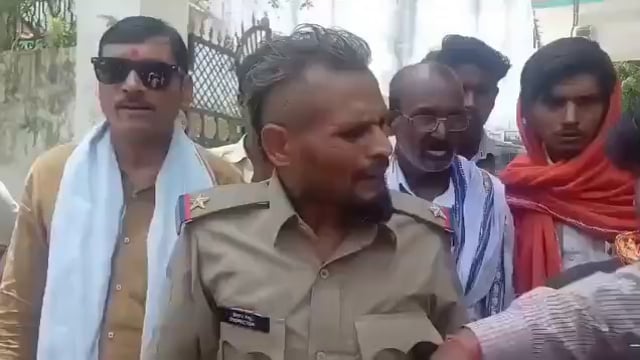 मिर्जापुर में फर्जी इंस्पेक्टर गिरफ्तार, वर्दी पर लगा रखा था एक स्टार
मिर्जापुर (उत्तर प्रदेश): मिर्जापुर में पुलिस अधिकारी बनकर लोगों को गुमराह कर रहे एक युवक को राहगीरों ने पकड़ लिया। 
मिर्जापुर में फर्जी इंस्पेक्टर का भंडाफोड़, राहगीरों ने पकड़कर पुलिस को सौंपा
वर्दी पहनकर घूम रहा था नकली इंस्पेक्टर, लोगों की सतर्कता से हुआ गिरफ्तार
एक स्टार लगाकर बना इंस्पेक्टर, मिर्जापुर में फर्जी पुलिसकर्मी पकड़ा गया