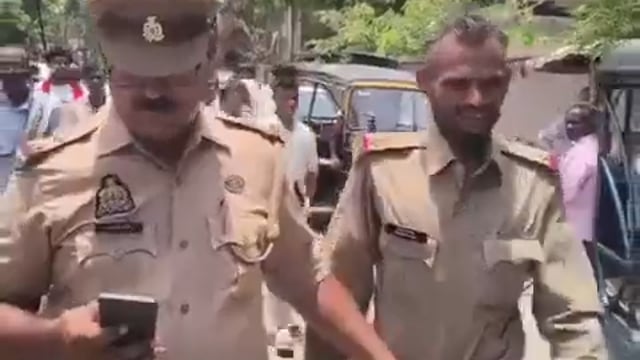 मिर्जापुर में फर्जी इंस्पेक्टर गिरफ्तार, वर्दी पर लगा रखा था एक स्टार
मिर्जापुर (उत्तर प्रदेश): मिर्जापुर में पुलिस अधिकारी बनकर लोगों को गुमराह कर रहे एक युवक को राहगीरों ने पकड़ लिया। युवक पुलिस की वर्दी पहनकर स्वयं को इंस्पेक्टर बता रहा था और वर्दी पर एक स्टार भी लगा रखा था। उसकी गतिविधियों पर संदेह होने पर लोगों ने पूछताछ की, जिसमें वह संतोषजनक जवाब नहीं दे सका। इसके बाद राहगीरों ने उसे पकड़कर स्थानीय पुलिस के हवाले कर दिया। पुलिस आरोपी से पूछताछ कर रही है और यह पता लगाने का प्रयास कर रही है कि वह कब से फर्जी पुलिसकर्मी बनकर लोगों को भ्रमित कर रहा था।