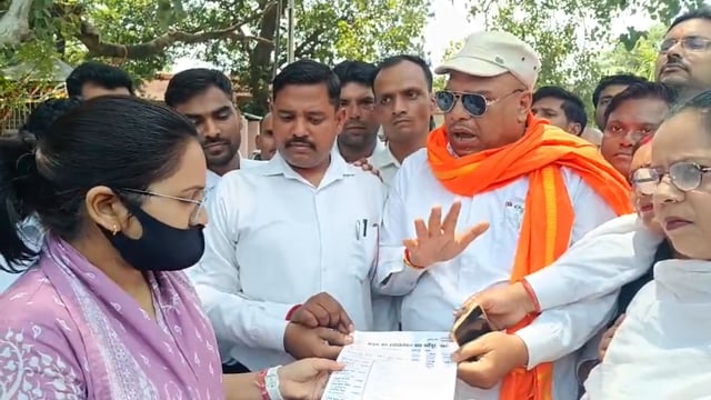 रजिस्ट्री कार्यालय पर अधिवक्ताओं का हल्लाबोल, डिजिटल व्यवस्था के विरोध में प्रदर्शन
शाहजहाँपुर। डिजिटल रजिस्ट्री व्यवस्था के विरोध में बुधवार को अधिवक्ताओं ने हड़ताल कर जोरदार प्रदर्शन किया। अधिवक्ताओं ने कलेक्ट्रेट परिसर से पैदल मार्च निकालते हुए रजिस्ट्री कार्यालय पहुंचकर सरकार के खिलाफ नारेबाजी की और अपनी नाराजगी जताई।
प्रदर्शन के दौरान अधिवक्ताओं ने बैनामा प्रक्रिया बंद करा दी, जिससे रजिस्ट्री कार्यालय का कार्य प्रभावित रहा और आम लोगों को भी परेशानी का सामना करना पड़ा।