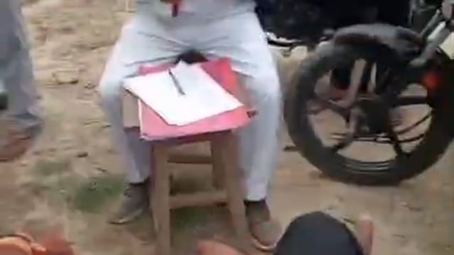 ▶️.....ब्रेकिंग प्रतापगढ़..लेखपाल की दबंगई, काश्तकार को जूता लेकर दौड़ाया...
तहसील लालगंज में कार्यरत लेखपाल धीरज यादव  का कारनामा..
 ग्राम सभा चोप सिंह परगना रामपुर में स्थगन आदेश के बावजूद जबरन नाप करने का विरोध कर रहे थे स्थानीय लोग 
विरोध करने पर काश्तकार को जूता निकालकर मारने के लिए दौड़ा लिया गया...
लेखपाल की दबंगई का वीडियो सोशल मीडिया पर वायरल।