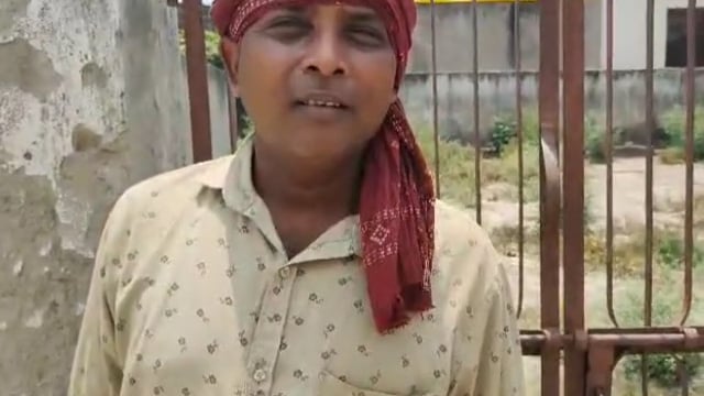पंचायत भवन में कर्मचारी नदारद, लाभुक परेशान।