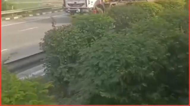 ▶️....यूपी : ग्रेटर नोएडा में ईस्टर्न पेरिफेरल एक्सप्रेस–वे पर RTO चेकिंग से बचने के लिए ड्राइवर ने डंपर को रॉन्ग साइड दौड़ा दिया। कोई पीछे न आए, इसलिए जैक उठाकर डंपर का सारा पत्थर रोड पर डाल दिया। पुलिस ने पहुंचकर हाइवे से पत्थर हटाया।