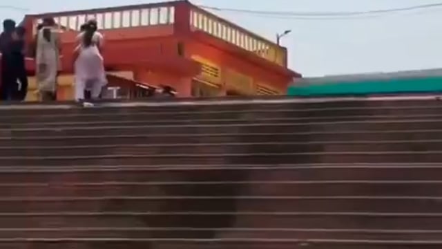 ▶️......उत्तर प्रदेश-
रील बनाने वालों का भी कमाल है 
राजाओं की नगरी प्रतापगढ़ से बहादुरी भरा यह वीडियो सामने आया है। 
वीर बहादुर ने पहले बाइक उठाया फिर मेहरारू को...