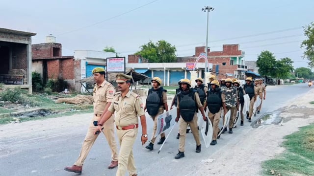 थाना प्रभारी संदीप त्रिपाठी के नेतृत्व में फ्लैग मार्च लोगों को दिया सुरक्षा का भरोसा#latest_news 