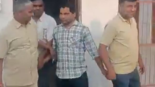 *बुलंदशहर*🚨

 एंटी करप्शन की टीम ने शिकारपुर अनाज मंडी से कम्प्यूटर ऑपरेटर जितेंद्र कुमार को 10 हज़ार की रिश्वत लेते रंगे हाथ गिरफ्तार किया है!!!!