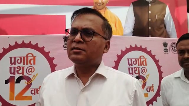 विकास प्रदर्शनी का डीएम ने किया निरीक्षण

शाहजहांपुर। केंद्र सरकार के 12 वर्ष पूर्ण होने पर विकास भवन परिसर में आयोजित विकास प्रदर्शनी के दूसरे दिन जिलाधिकारी धर्मेंद्र प्रताप सिंह और मुख्य विकास अधिकारी उत्कर्ष द्विवेदी ने स्टॉलों का निरीक्षण किया। प्रदर्शनी में विभिन्न विभागों की जनकल्याणकारी योजनाओं की जानकारी दी गई, जबकि लोकगीतों और सांस्कृतिक कार्यक्रमों के माध्यम से भी योजनाओं का प्रचार-प्रसार किया गया। डीएम ने लोगों से 20 जून तक प्रदर्शनी में पहुंचकर योजनाओं की जानकारी लेने और पात्र होने पर पंजीकरण कराने की अपील की।