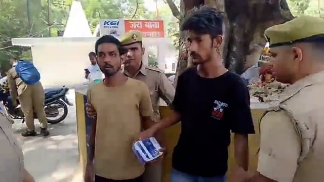 ▶️.....जब चोरी नही की तो डिब्बा कैसे पकड़ ले.? 
कानपुर मे भी कुछ ऐसा ही हुआ मोबाइल चोरी के मामले में दो लड़कों को पकड़ा गया पीसी हुई पुलिस ने सीना चौड़ा करके बरामद माल थमाया
लेकिन एक युवा लड़के ने बिना डरे कैमरो के सामने ही कह दिया कि उसने चोरी नहीं की वो डिब्बा नही पकड़ेगा