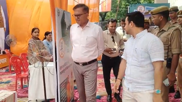 विकास प्रदर्शनी का डीएम ने किया निरीक्षण