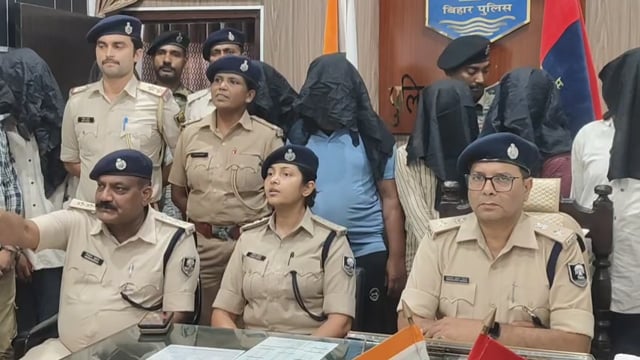 दो लूटकांडों का खुलासा, डकैती की तैयारी कर रहे नौ अपराधी गिरफ्तार; हथियार और लूट का सामान बरामद