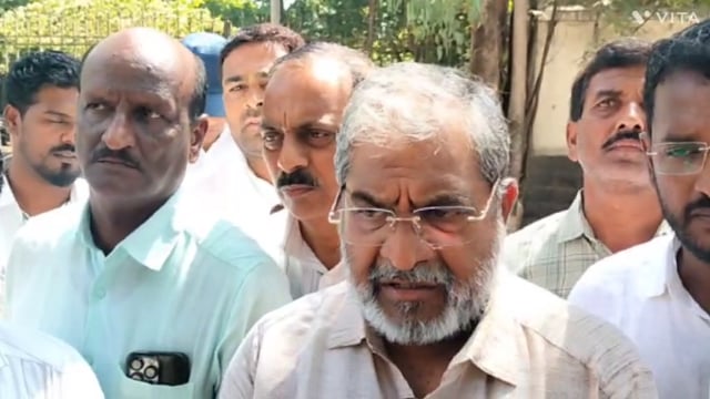 आज कोल्हापूर जिल्हाधिकारी कार्यालयात स्वाभिमानी संघटना आणि कलेक्टर व पाटबंधारे अधिकारी यांचे समन्वय बैठकीत तीन दिवस पाणी बंदी उठवली.