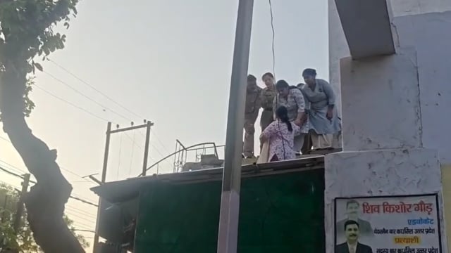 Mathura- पुसिल प्रशासन औऱ तहसील परिसर की ओर से मांट में हटाया गया अतिक्रमण।