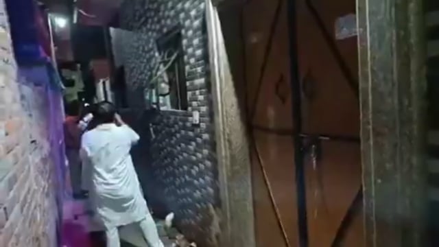 ▶️......बाराबंकी के विशाल मेगा मार्ट के सामने की गली में सुनियोजित तरीके से रेड मारकर पुलिस ने एक घर में चल रहे कथित सेक्स रैकेट का भंडाफोड़ किया, 
घर से नशीले पदार्थ और आपत्तिजनक वस्तुए बरामद, 3 महिलाओं और एक पुरुष को हिरासत में लेकर पूछताछ की जा रही है, जांच रिपोर्ट और साक्ष्यों के आधार पर आगे की कार्रवाई करेगी पुलिस।