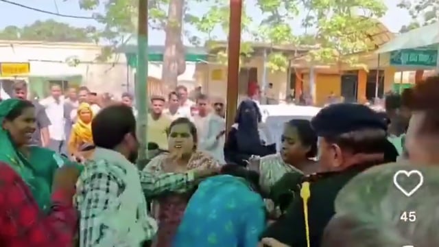 ▶️......बुलंदशहर जिला अस्पताल में महिलाओं का हाईवोल्टेज ड्रामा, विवाद के बाद जमकर हुई मारपीट**
**बाल पकड़कर एक-दूसरे पर बरसाए लात-घूंसे, गार्ड करता रहा रोकने की कोशिश; कोतवाली नगर क्षेत्र का मामला. lll