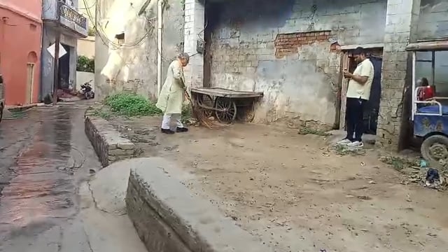 वित्त मंत्री सुरेश खन्ना ने झाड़ू लगाकर दिया स्वच्छता का संदेश

सुबह करीब साढ़े छह बजे लाला तेली बजरिया पहुंचे वित्त मंत्री सुरेश खन्ना ने समर्थकों के साथ स्वच्छता अभियान में भाग लेते हुए झाड़ू लगाकर साफ-सफाई का संदेश दिया। इस दौरान उन्होंने क्षेत्र में जल संकट, गंदे पानी की समस्या, नालियों की सफाई और क्षतिग्रस्त पुलिया की मरम्मत के लिए संबंधित अधिकारियों को आवश्यक निर्देश दिए तथा जल्द समाधान का भरोसा दिलाया।