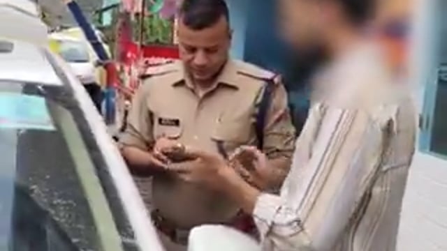 उत्तराखंड- चमोली में लखीमपुर खीरी का अभय सिंह एक कार पर "जज" का पास लगाये घूमते पकड़ा गया.

पुलिस ने कब्जे में लिया तो उसने बताया कि उसके दोस्त का भाई लखनऊ कोर्ट में कर्मचारी है. उसने जज का पास मुहैया कराया था. पहाड़ों में टोल बचाने के लिए उसने इस पास का इस्तेमाल किया. पुलिस ने पकड़ा, चालान किया और पूरी कहानी वीडियो शूट करके दुनिया को दिखायी है
