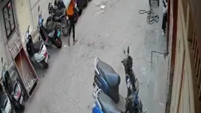 ▶️......बेंगलुरु के कब्बनपेट में मोबाइल छीनने की कोशिश तब नाकाम हो गई, 
जब सामने से आ रहे एक मजदूर ने स्कूटर पर सवार चोरों पर बोरी फेंक दी
भागते समय दिल की बीमारी के कारण एक संदिग्ध जुनैद (18) की मौत हो गई, उसके साथी अरबाज़ (23) को गिरफ़्तार कर लिया गया