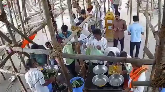 ▶️.....महाराष्ट्र में हनुमान मंदिर की अंडर कंस्ट्रक्शन छत गिरने से अभी तक 7 लोगों की मौत हो चुकी है
करीब 25 घायलों को अस्पताल पहुंचाया गया है
घटना का CCTV भी सामने आ गया है