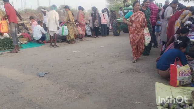 वाघोली आठवडी बाजारात रेती वाहतुकीचा धुरळा नागरिकांच्या जीविताला धोका महसूल विभागाने तात्काळ वाहतूक थांबवावी नागरिकांची म