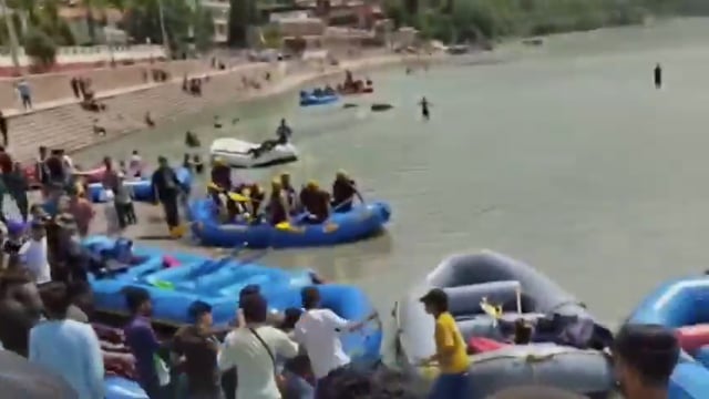 उत्तराखंड- ऋषिकेश में राफ्टिंग करने आये सैलानियों और राफ्टिंग कर्मियों के बीच किसी बात को लेकर विवाद बढ़ा और गंगा के किनारे ही मारधाड़ शुरू हो गयी. मारपीट के दौरान एडवेंचर में इस्तेमाल होने वाले "चप्पू" का राफ्टिंग कर्मियों ने हथियार की तरह इस्तेमाल किया।