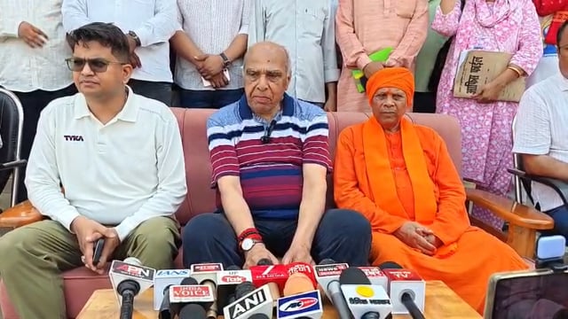 PM मोदी के 12 वर्ष पूरे होने पर सिद्धार्थनगर में चला स्वच्छता अभियान, सांसद-विधायक समेत अधिकारियों ने की स्टेडियम की सफा