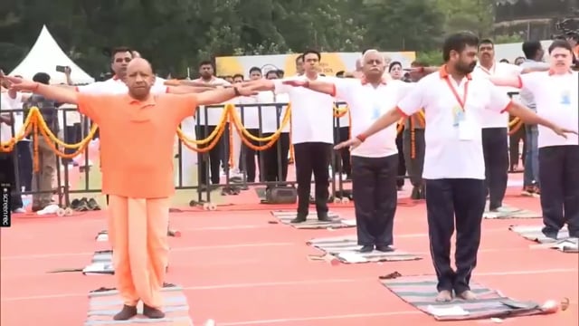 .▶️.....अंतरराष्ट्रीय_योग_दिवस के मौके पर झांसी में योग करते मुख्यमंत्री योगी आदित्यनाथ !!
