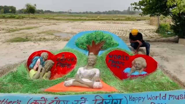 राज गाँव खरौनी में अंतराष्ट्रीय योग दिवस पर सैंड आर्टिस्ट रूपेश सिंह ने सफेद बालू की रेत पर कलाकृति बनाकर किया जागरूक