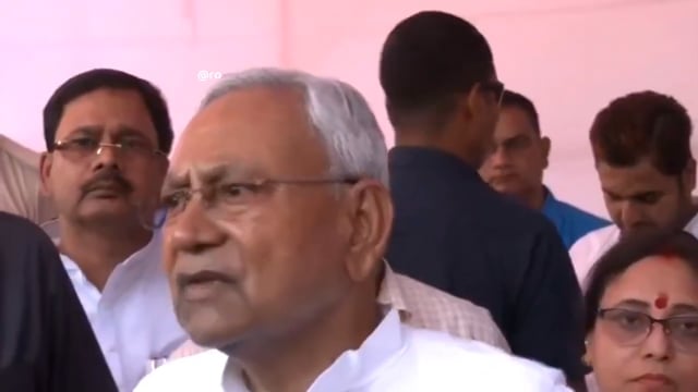 ▶️......लंबे समय बाद बिहार के पूर्व सीएम नीतीश कुमार काफ़ी तल्ख दिखे। 
भोजपुर में भरत भूषण तिवारी के एनकाउंटर को गलत बताते हुए उन्होंने कहा,,,
“जो जेल में जाएगा उसको मार दीजिए... ऐसा कोई नियम है ?
कोर्ट फैसला करता है... ऐसा कभी नहीं होना चाहिए”