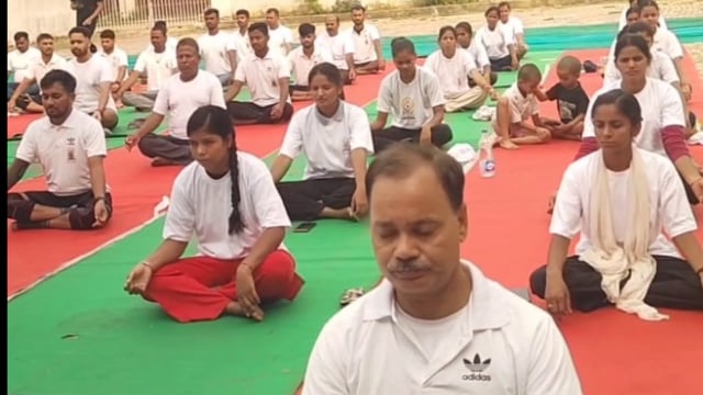 योगाभ्यास से गूंजा इंडोर स्टेडियम, बांका में अंतरराष्ट्रीय योग दिखा अभूतपूर्व उत्साह