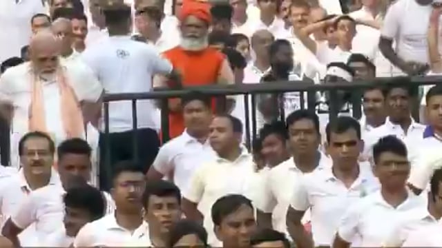 ▶️......पीएम मोदी ने एक-एक व्यक्ति की योग मुद्रा देखी
प्रधानमंत्री मोदी ने कोलकाता में 12वें इंटरनेशनल योग दिवस के मौके पर न सिर्फ योग किया, बल्कि योग करते हुए लोगों के पोस्चर को भी देखा और उनकी योग मुद्रा ठीक करवाई