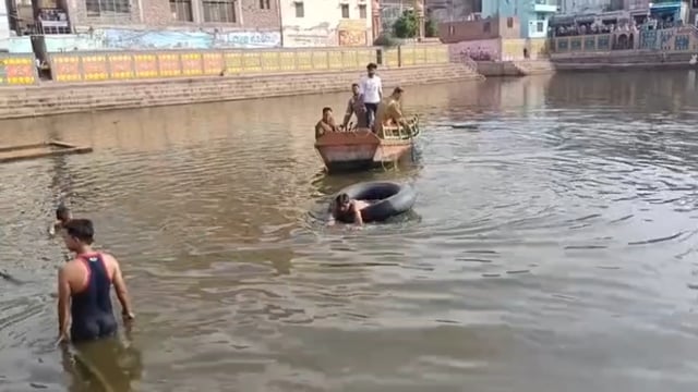 राधाकुंड में फिर हुआ दर्दनाक हादसा: 16 वर्षीय किशोर की स्नान के दौरान गहरे पानी में डूबने से हुई मौत।