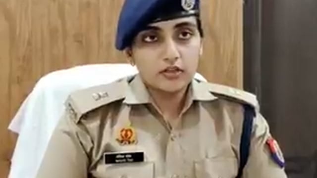 ▶️.....UP- बांदा में बीती रात शंकर भगवान मंदिर के पुजारी सच्चिदानंद (70) की सोते वक्त पीट-पीटकर हत्या कर दी गयी
सच्चिदानंद ने अपनी जमीन पर ही यह मंदिर बना रखा था
हमले के वक्त उनकी शिष्या जाग गयी लेकिन अंधेरे में हमलावरों को पहचान नही पायी
पुलिस की कई एक्सपर्ट और फोरेंसिक टीमें मौके पर जांच कर रही है और हमलावरों की तलाश की जा रही है