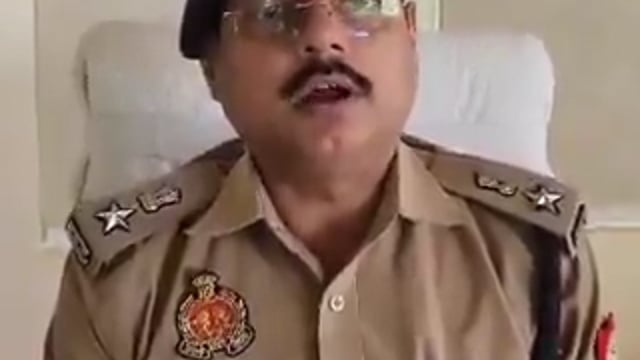 ▶️उत्तर प्रदेश ◀️
जिला बिजनौर में 4 दिन पहले खेत में गोकशी हुई। हिंदू संगठन पहुंचे, हंगामा किया। हसन, शमीम, शफीक पर गोकशी का आरोप लगाया।
पुलिस जांच में पता चला है कि मौजूदा प्रधान जगपाल ने अपने राजनीतिक प्रतिद्वंदी हसन को फंसाने के लिए ऐसा करवाया था। ब्रह्मपाल उर्फ संता गाय का बच्चा (बछड़ा) लेकर आया था, जिसे काटा गया।
इस मामले में प्रधान जगपाल, उसका भाई किरणपाल लाला, खेत मालिक रामअवतार, ब्रह्मपाल उर्फ संता और फैजान गिरफ्तार हैं। जुबैर, सलमान, फारुख फरार हैं।